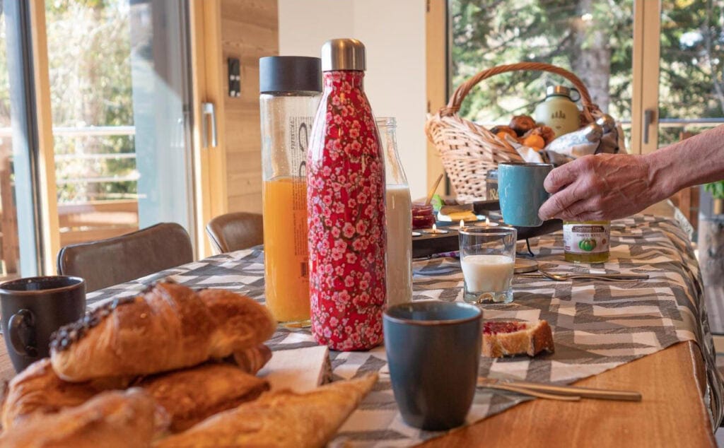 Café au petit-déjeuner en famille dans un chalet à La Bresse.