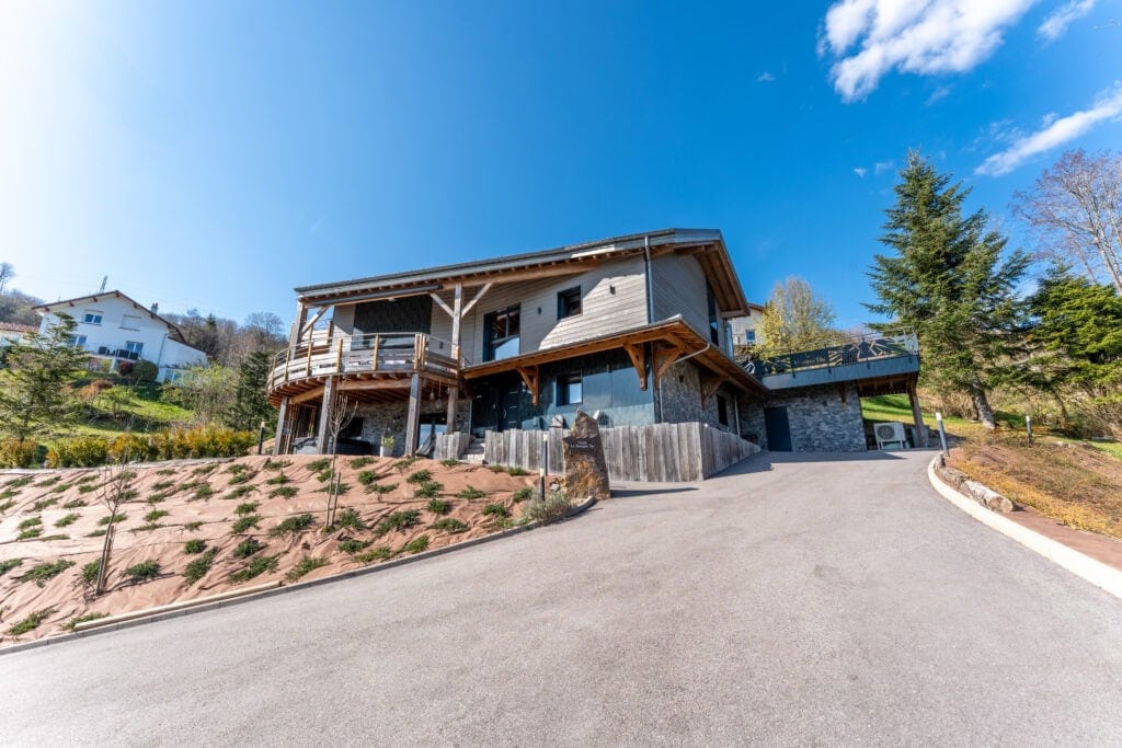 Spacieux chalet en bois à La Bresse avec terrasse et accès facile, idéal pour grands groupes ou familles.