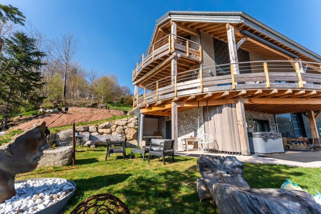 Chalet moderne en bois avec terrasse panoramique à La Bresse pour vacances en famille ou entre amis.