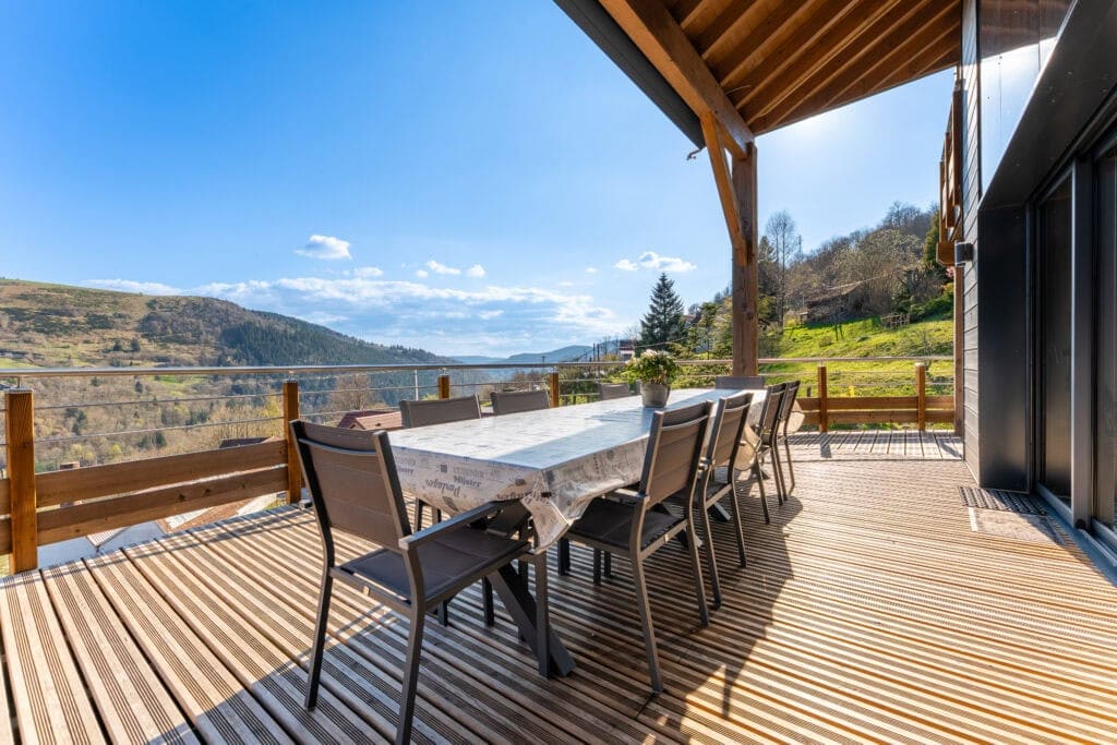 Balcon avec vue panoramique sur la vallée et les montagnes à La Bresse.