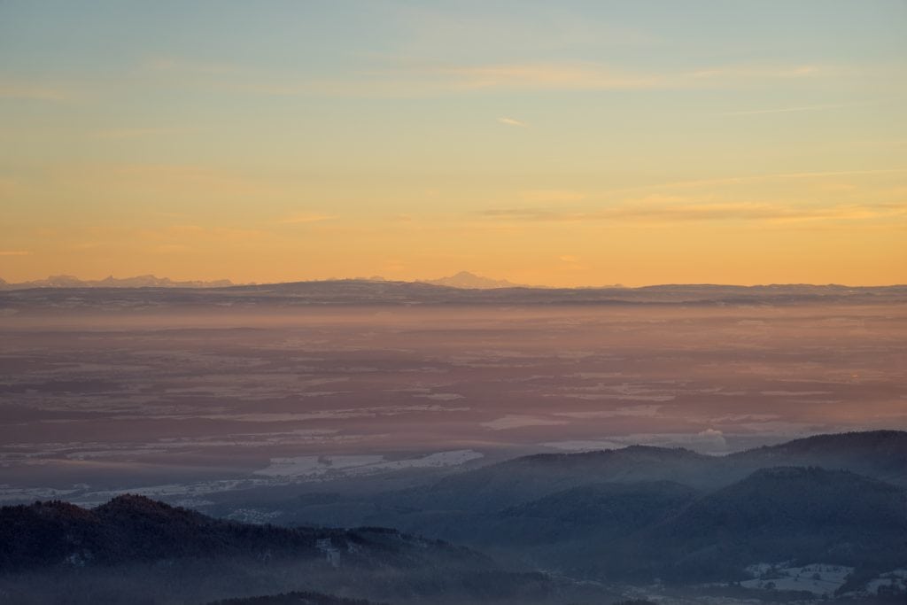 Vue panoramique du massif des Vosges au lever du soleil depuis La Bresse.
