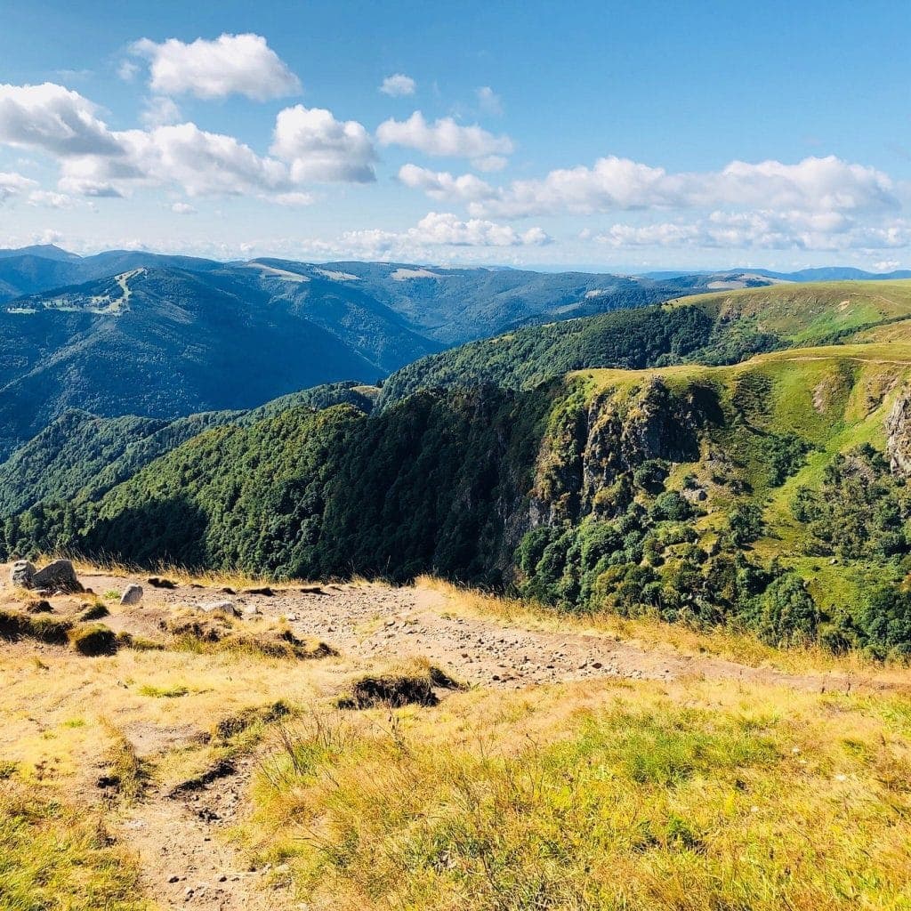 Près des montagnes verdoyantes et des chemins de randonnée dans la vallée.